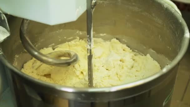 Ανάμειξη ζύμη για ψωμί το ψήσιμο με επαγγελματικό ζυμωτήριο σπείρα μηχάνημα για την κατασκευή. Παραγωγή των cookies — Αρχείο Βίντεο