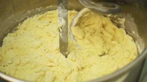 Miscelazione di un impasto per la cottura del pane con impastatrice professionale a spirale nella fabbricazione. Produzione di biscotti — Video Stock