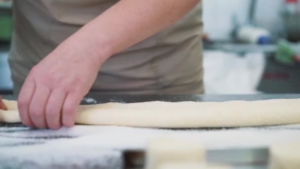 Fare biscotti, pasta primo piano di mani di donne nella cucina di pasticceria . — Video Stock