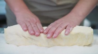 Kurabiye yapma, Bayan close-up hamur şekerlemeler mutfakta eller.
