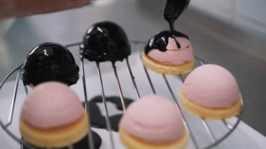 Eritilmiş çikolata lezzetli kek dökün. Sır Tepesi sıcak kakao kek üzerine akar. Sıvı lezzetli tatlı tatlı yemek.