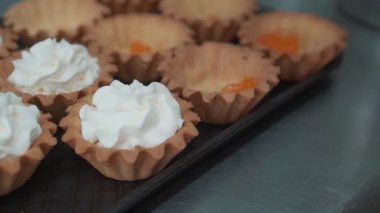 Kremalı kek dekorasyon. Pişirme torbası, parti için çok renkli kek pişirdiğini pudra kullanarak. Lezzetli kek, eve ekmek kavramı tereyağı krema koyarak kadının el atış