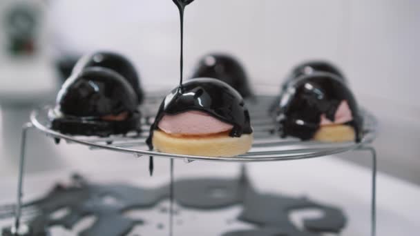 Die geschmolzene Schokolade auf einen leckeren Brownie gießen. Auf dem Kuchen fließt heiße Kakao-Topping-Glasur. flüssige leckere süße Dessertküche. — Stockvideo