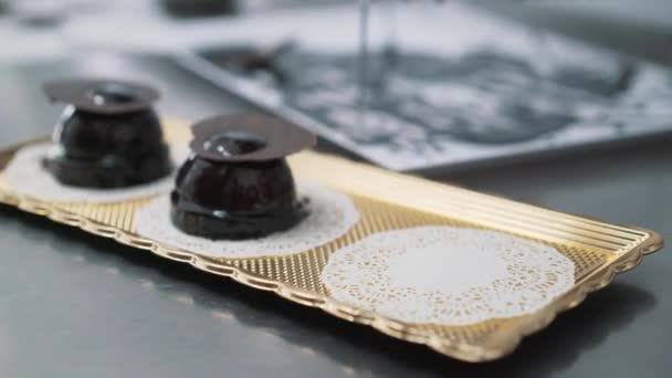 Nalijte rozpuštěnou čokoládu na lahodné sušenky. Horké kakao poleva poleva teče na dortu. Vaření tekutý chutný sladký dezert. — Stock video