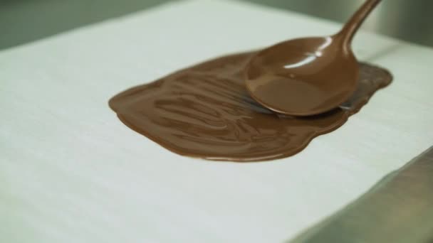 Spalmare cioccolato su carta . — Video Stock