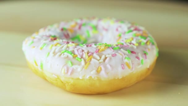 Donut na mesa. rotação de vídeo . — Vídeo de Stock