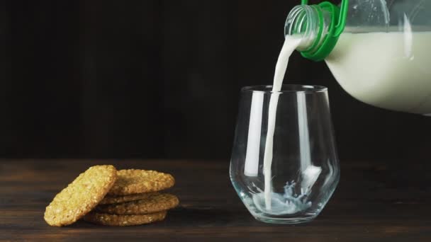 O leite é derramado em um copo em um ritmo lento, ideal para uma dieta para uma dieta saudável e pode ser usado como um medicamento. conceito: dieta, aptidão, carboidratos . — Vídeo de Stock