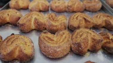 Çerezleri fırın. Taze pişmiş çerezleri. Fırında pişmiş çerezleri yakın çekim. Pasta şekerleme Fabrikası'nda imalatı