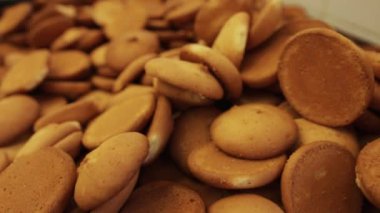 Çerezleri fırın. Taze pişmiş çerezleri. Fırında pişmiş çerezleri yakın çekim. Pasta şekerleme Fabrikası'nda imalatı