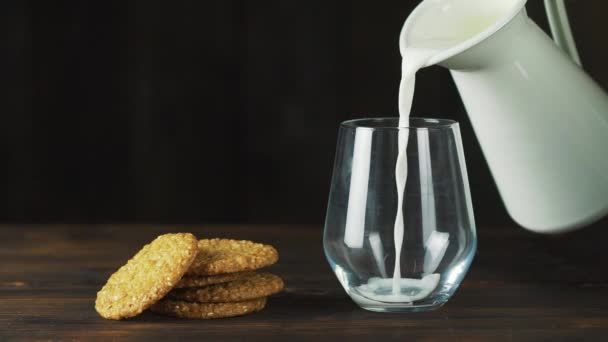 Il latte viene versato in un bicchiere a un ritmo lento, ideale per una dieta sana e può essere usato come medicina. concetto: dieta, fitness, carboidrati . — Video Stock