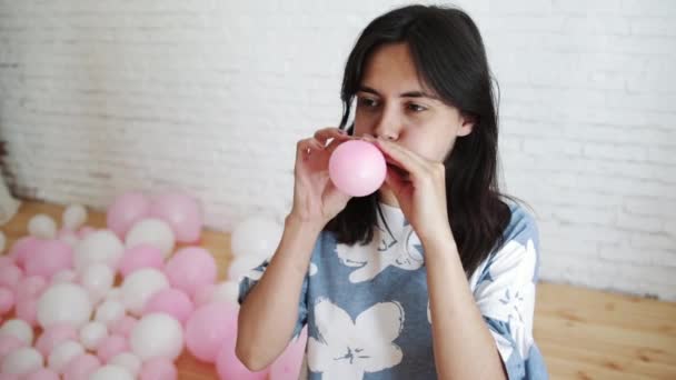 Meisje blaast een ballon. — Stockvideo
