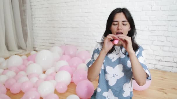 Menina soprando um balão . — Vídeo de Stock