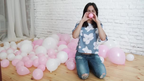 Girl blowing a balloon. — Stock Video