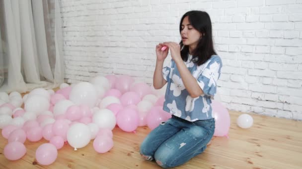 Fúj egy buborék lány. — Stock videók