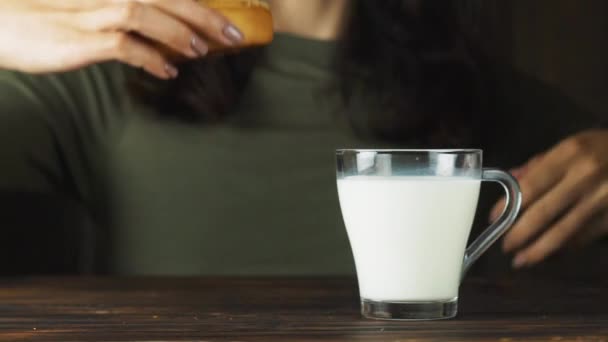 Hand Zetten Een Cookie Een Glas Melk Slow Motion Voedsel — Stockvideo