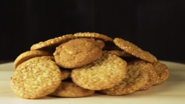 Biscoitos caindo na mesa. câmara lenta . — Vídeo de Stock