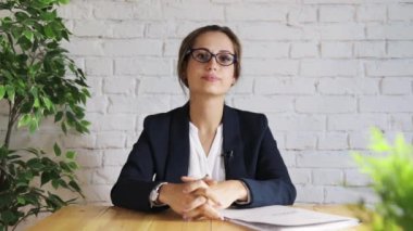 kamera önünde konuşurken görüşmesinde işkadını