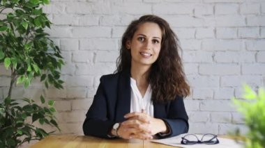 Neşeli işkadını kameraya konuşurken