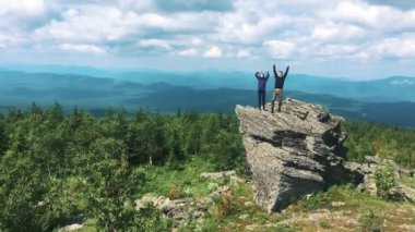 Bir erkek ve bir kız bir dağın tepesinde. Başarı, başarıları ve başarıları ile yaya insanlar kavramı. Turistler dağda iyi eğlenceler. Kampanya.