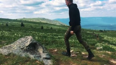 Zor bir yol sonra dinlenmek için oturdum tepenin üst zafer pozu adam. Dağ yolu