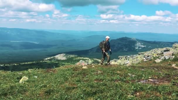 A man walks along the path to the mountains. — Stock Video