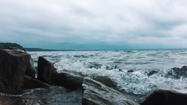 Ostré vlny tříštící se o skály. Horské jezero — Stock video