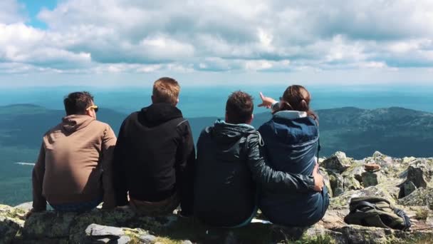 Un grupo de amigos, turistas descansando en la cima de la montaña — Vídeos de Stock