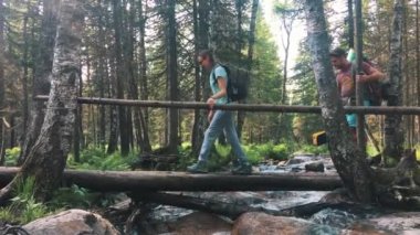 Yol güneşli bir günde hiking. Arkadaşlar yaz macera seyahat dağ doğa açık havada Grup