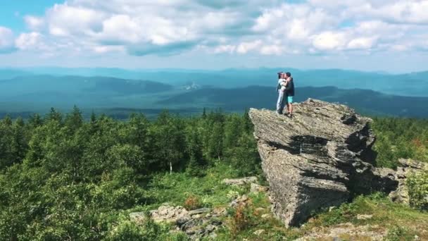 Casal de turistas no topo da montanha segurar as mãos levantadas desfrutar de liberdade homem feliz e mulher olhando para paisagem Skyline de manhã — Vídeo de Stock