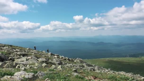 Похід по стежці в сонячний день. Група друзів літні пригоди подорожі в гірській природі на відкритому повітрі — стокове відео