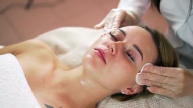 Klinikte yüzüne RF kaldırma alma kadın. Anti-Aging Rf-terapi, gençleştirme ve yordam kaldırma.