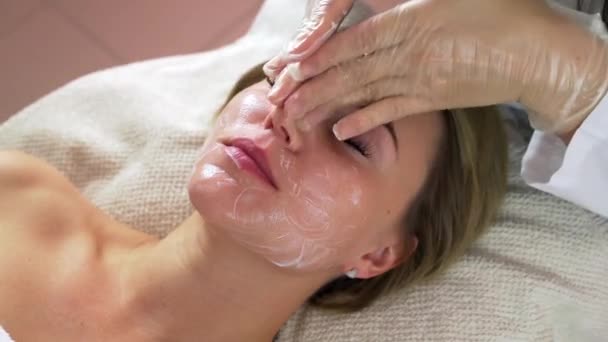 Procedimento de limpeza facial ultra-sônica. O trabalho de esteticista. Diminuir o envelhecimento da pele. Limpeza de poros, manchas negras, saturação de oxigénio, células mortas da pele . — Vídeo de Stock