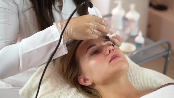 Frau bekommt RF-Lifting im Gesicht in Klinik. Anti-Aging-RF-Therapie, Verjüngung und Liftingverfahren. — Stockvideo