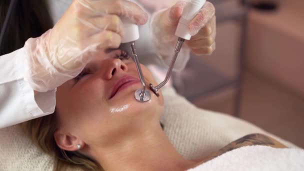 Microcurrent behandling närbild, kvinna. Flickan på kosmetolog. Lyft, fibroblaster, hudton, skrynkla avlägsnande. — Stockvideo