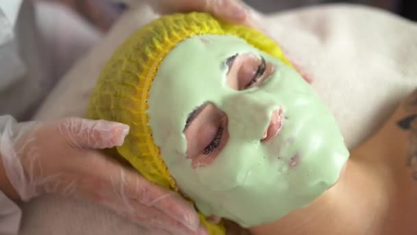 Красивая брюнетка проходит процедуру по уходу за лицом в санатории — стоковое видео