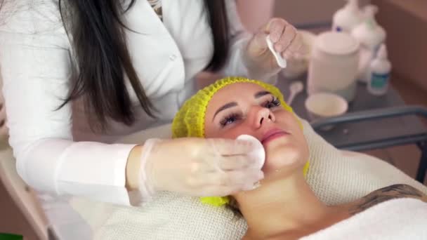 Linda morena recebendo um tratamento facial no spa de saúde — Vídeo de Stock