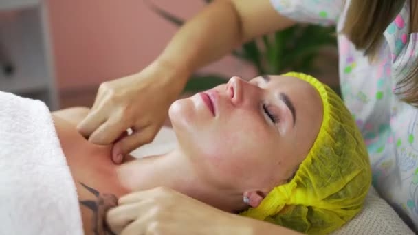 Menina fazendo massagem facial. Remove o segundo queixo, corrige a ptose — Vídeo de Stock