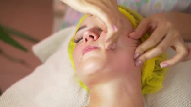 Дівчина має масаж обличчя. Вилучає друге підборіддя, виправляє птоз — стокове відео