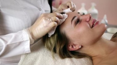 Klinikte yüzüne RF kaldırma alma kadın. Anti-Aging Rf-terapi, gençleştirme ve yordam kaldırma.