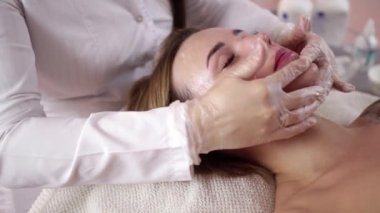 Klinikte yüzüne RF kaldırma alma kadın. Anti-Aging Rf-terapi, gençleştirme ve yordam kaldırma.