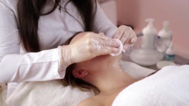 Klinikte yüzüne RF kaldırma alma kadın. Anti-Aging Rf-terapi, gençleştirme ve yordam kaldırma.