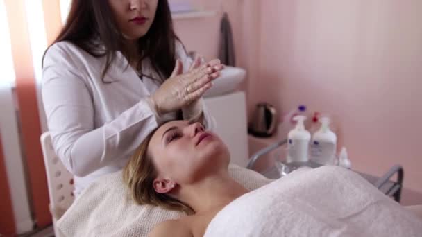 Kvinna får rf lyft i ansiktet i klinik. Anti-aging Rf-behandling, föryngring och lyft förfarande. — Stockvideo