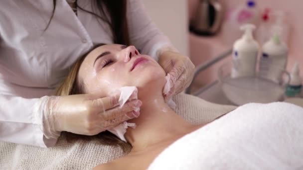 Mujer recibiendo rf levantamiento en su cara en la clínica. Anti-envejecimiento RF-terapia, rejuvenecimiento y procedimiento de elevación . — Vídeo de stock