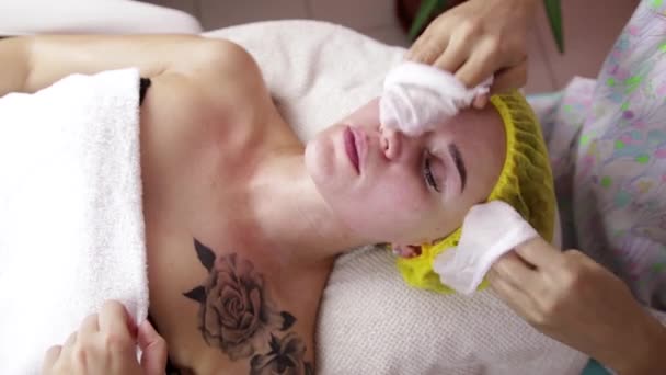 Handen van professionele masseuse masseren vrouw is gezicht op beauty spa — Stockvideo