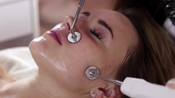 Microstroom therapie close-up, vrouw. Het meisje op de schoonheidsspecialiste. Tillen, fibroblasten, huid toon, rimpels verwijderen. — Stockvideo