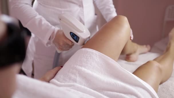 Füße Mädchen. das Konzept der Schönheit und Körperpflege. Eine Haarentfernung. Laser-Haarentfernung. Photoepilation. — Stockvideo