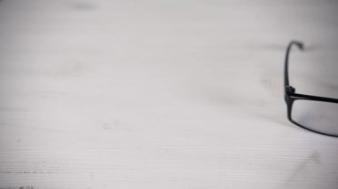 Beyaz masa gözlük okuma önden görünüm.