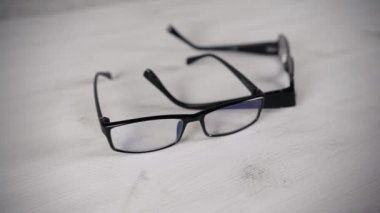 Beyaz masa gözlük okuma önden görünüm
