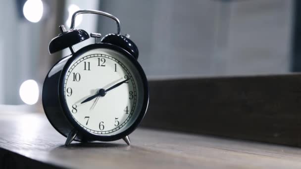 Fechar - para cima de um relógio de alarme vintage à moda antiga, o tempo passa, as setas se movem . — Vídeo de Stock