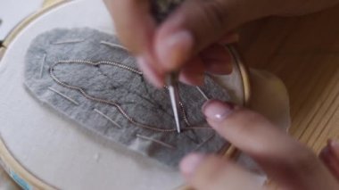 Shot - profesyonel tasarımcı yapımı el yapımı Broş Studio, boncuk ile yakın atölye. Moda, yaratıcılık ve el yapımı kavramı